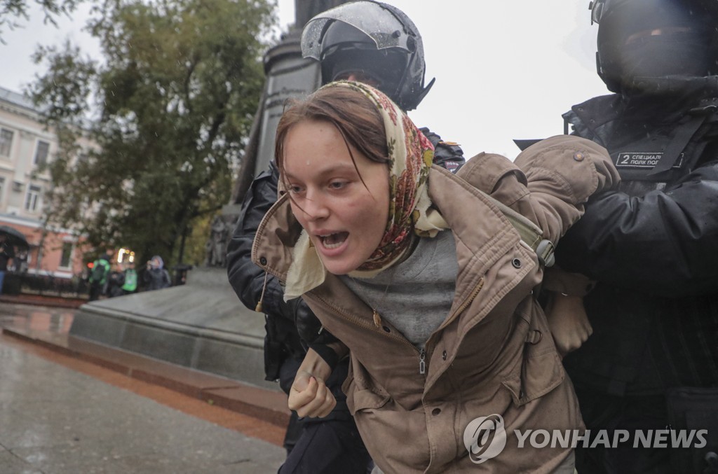 군 동원령 반대 시위에서 경찰에 끌려가는 여성 