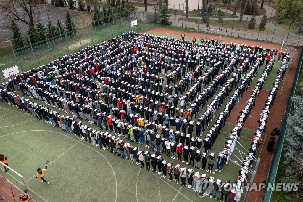 '인간 사슬'…995명 폴란드 학생들 기네스 세계기록 도전 
