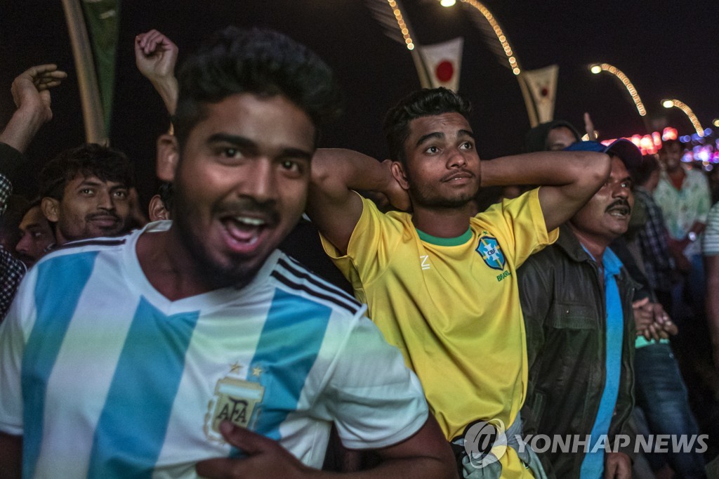 희비가 엇갈린 아르헨티나 팬(왼쪽)과 브라질 팬의 모습. 