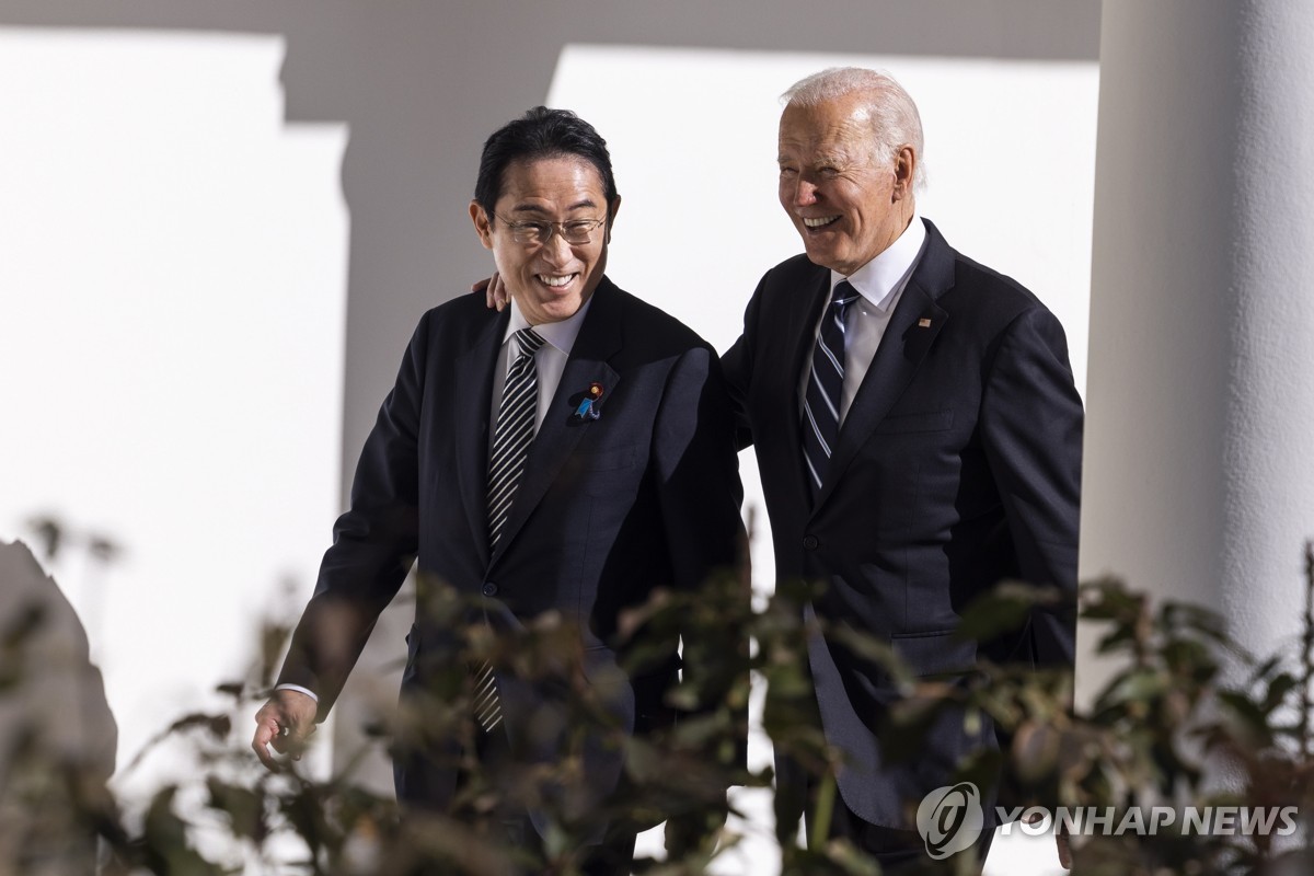 Esta fotografía, publicada por la EPA, muestra al presidente estadounidense Joe Biden (derecha) y al primer ministro japonés, Fumio Kishida, caminando por la columnata de la Casa Blanca en Washington el 13 de enero de 2023. 