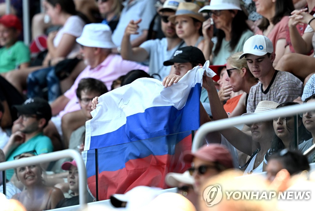 호주오픈 테니스장에 내걸린 러시아 국기.