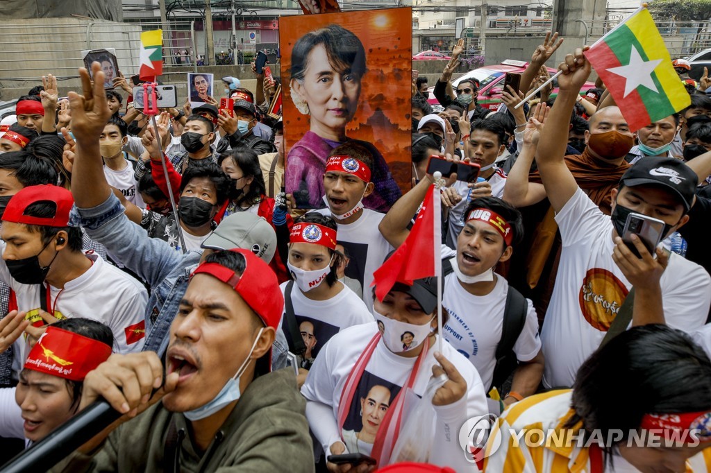 '쿠테타 2년'…태국 주재 대사관 앞 미얀마 시민들 집회 