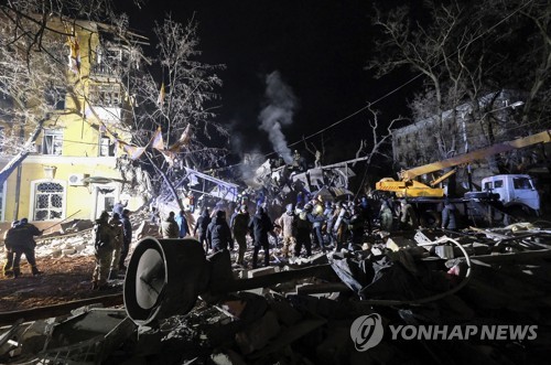 '한밤중 폭격으로 수십명 사상'…러 미사일에 우크라 아파트 붕괴