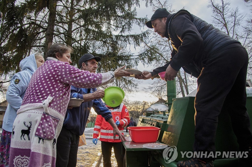우크라이나 피난민들에게 음식을 전달하는 자원봉사자