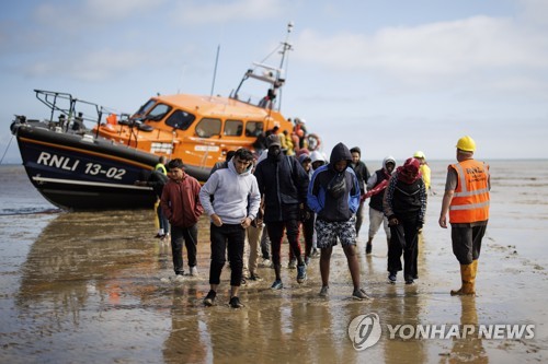 영국, 영불해협 건너온 불법 이주민 위치추적장치 부착 검토