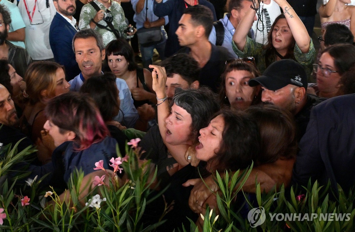 제80회 베네치아영화제에서 우디 앨런 감독 비판하는 시위대.