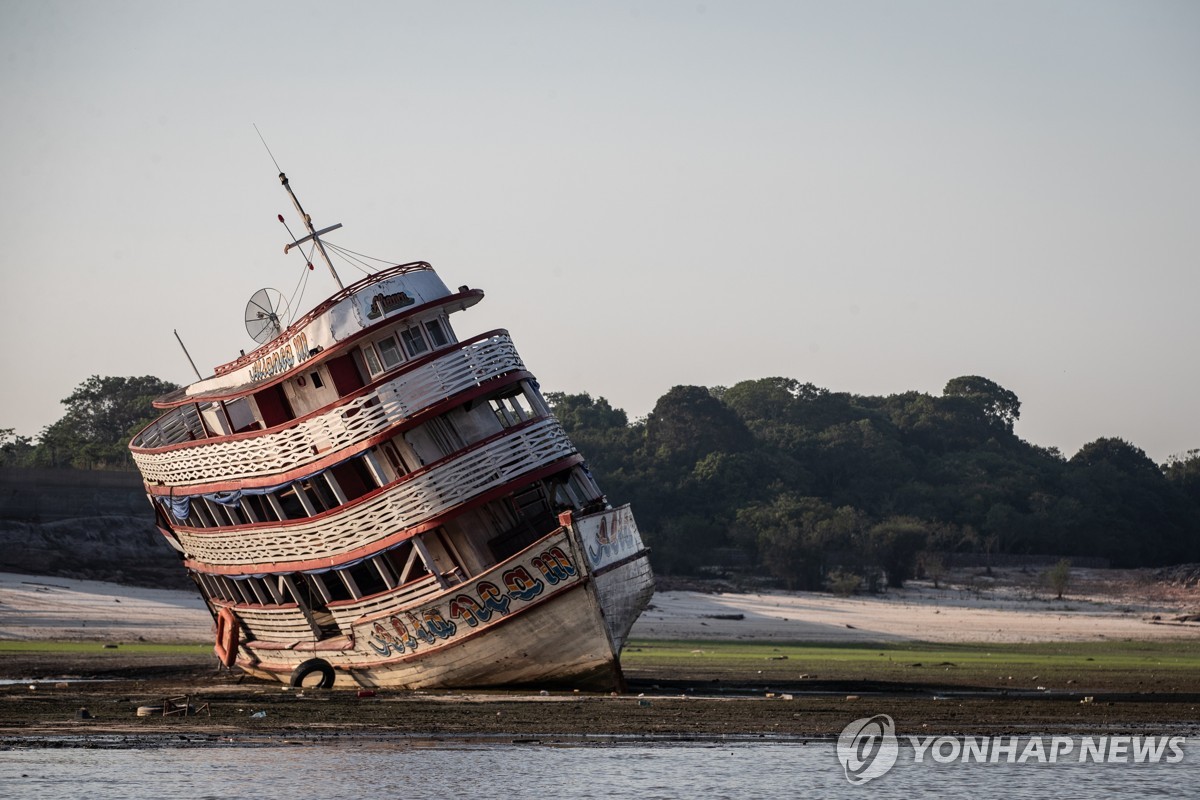 지난해 10월(현지시간) 물 빠진 아마존 네그루강에 비스듬히 기울어져 있는 선박 