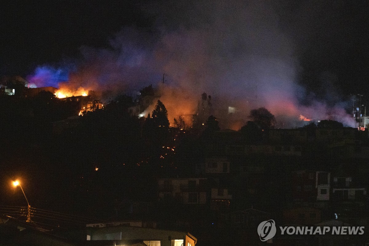 칠레 주택가 인근에서 치솟는 화염