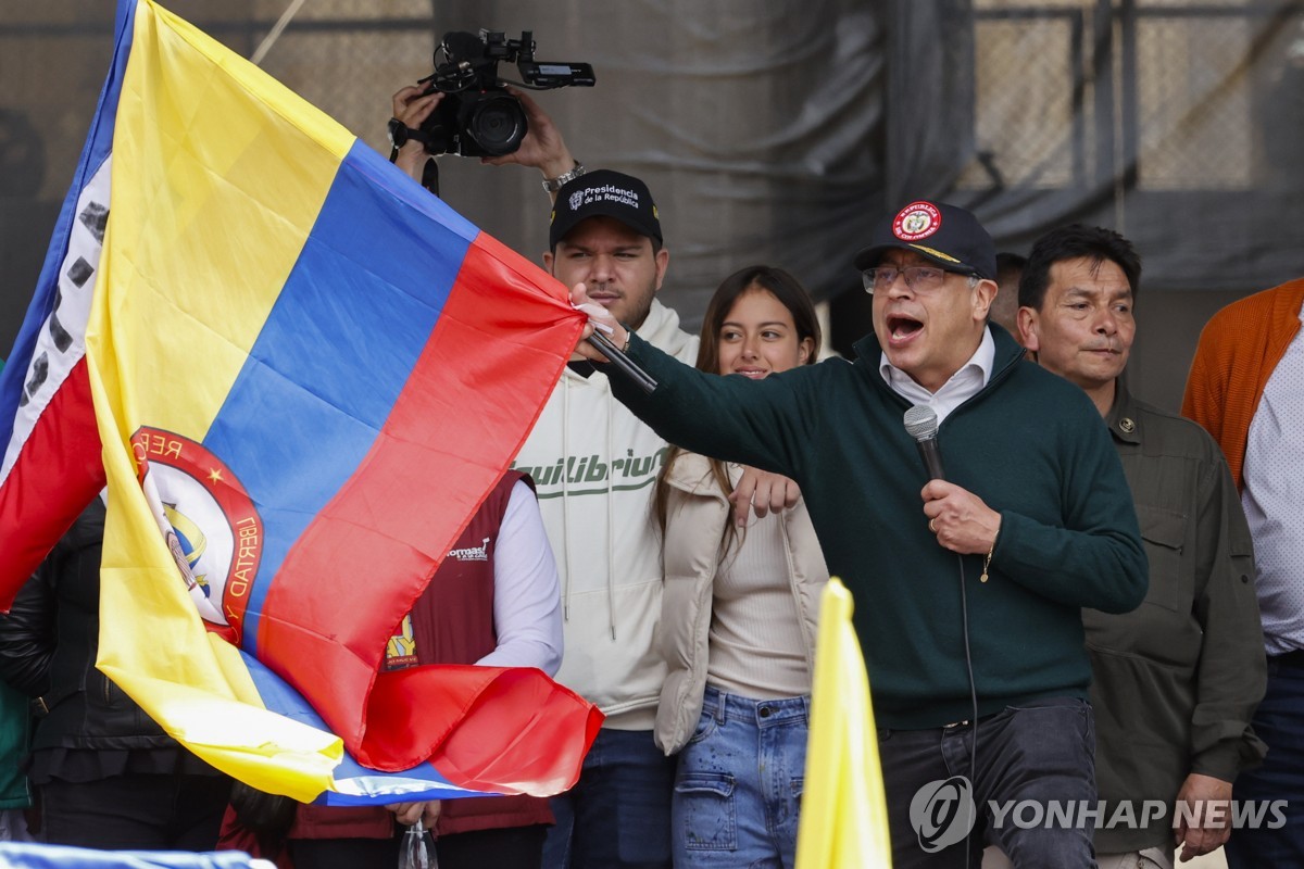 국기 흔드는 콜롬비아 대통령