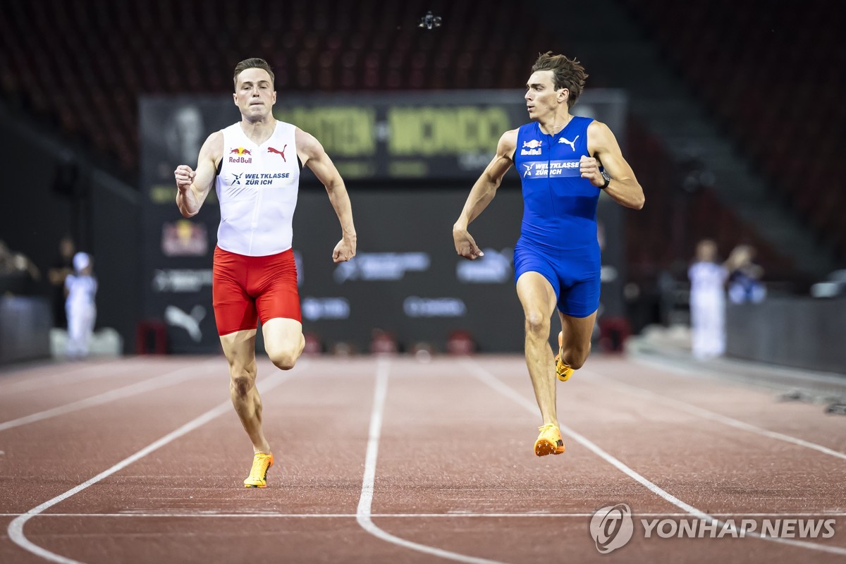 '장대' 듀플랜티스, '허들' 바르홀름과 100ｍ 대결 승리 