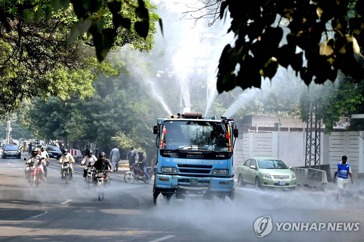 2일 공기질 악화에 도로에 물을 뿌리는 라호르시 당국