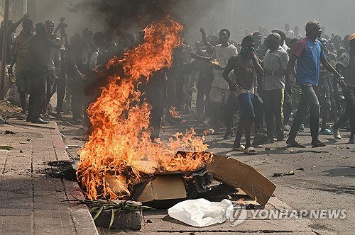 '내전격화' 민주콩고 시위대, 외국대사관 공격…美대사관 폐쇄