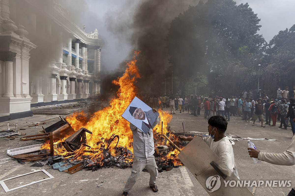 폭동 수준으로 번진 네팔 반정부 시위…대통령 관저도 방화