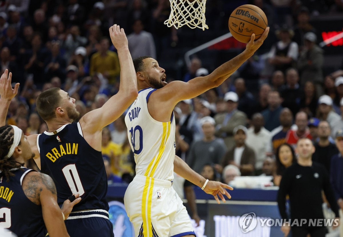 공격하는 골든스테이트 스테픈 커리