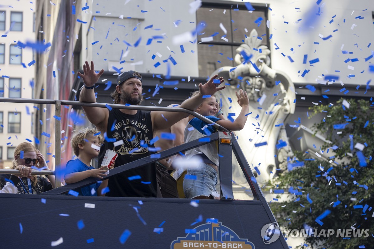 카퍼레이드 즐기는 커쇼