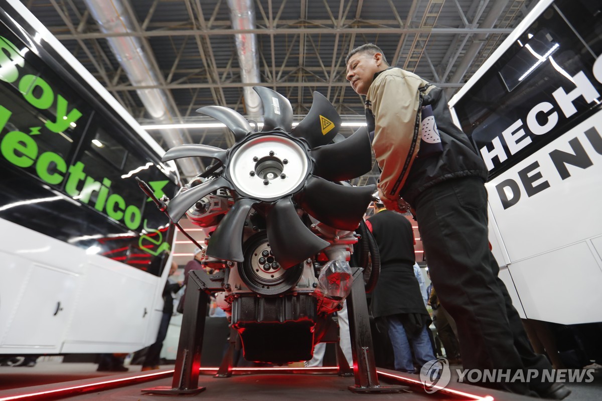 멕시코 교통·운송수단 박람회에 전시된 전기버스 부품