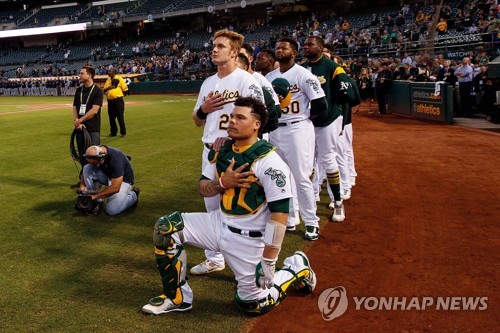 국가연주 때 무릎 꿇은 유일한 MLB선수, 구직난에 에이전트 해고