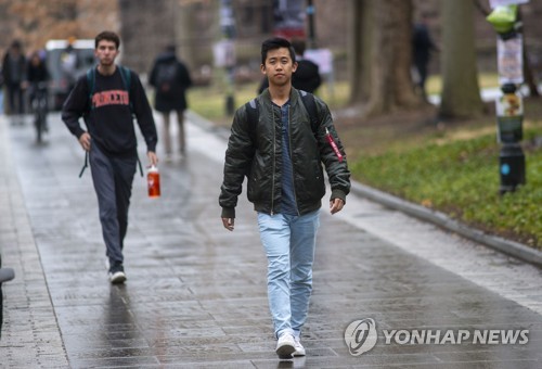 미국 프린스턴대 캠퍼스를 걷는 학생들