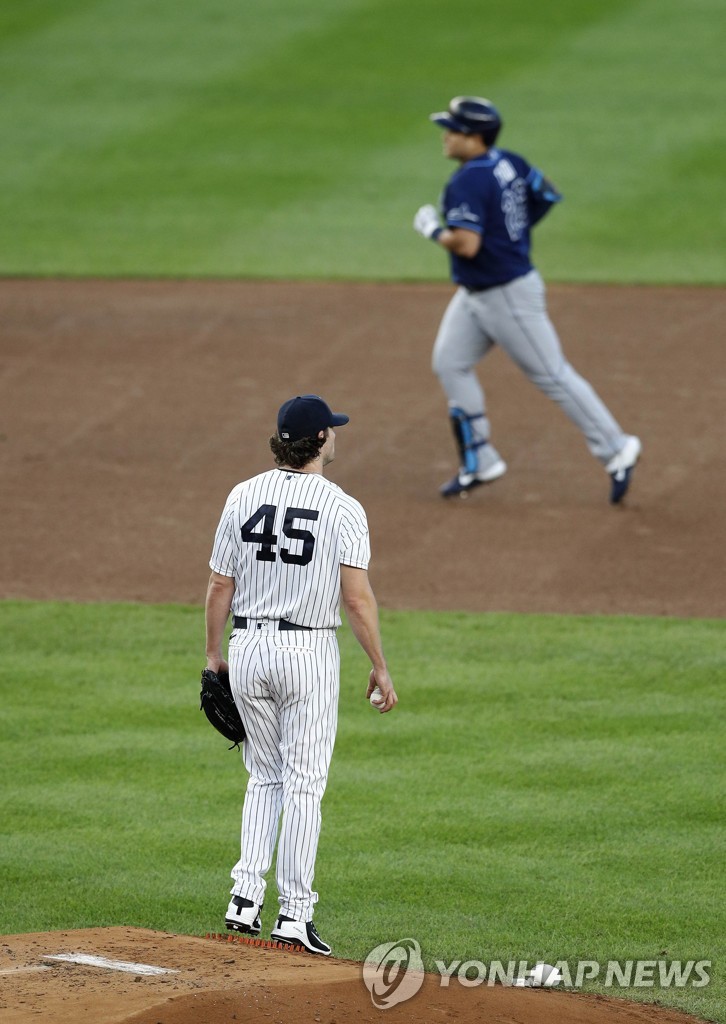 In this Getty Images file photo from Aug. 19, 2020, Gerrit Cole of the New York Yankees (L) reacts to a home run by Choi Ji-man of the Tampa Bay Rays (R) during the top of the second inning of a Major League Baseball regular season game at Yankee Stadium in New York City. (Yonhap)