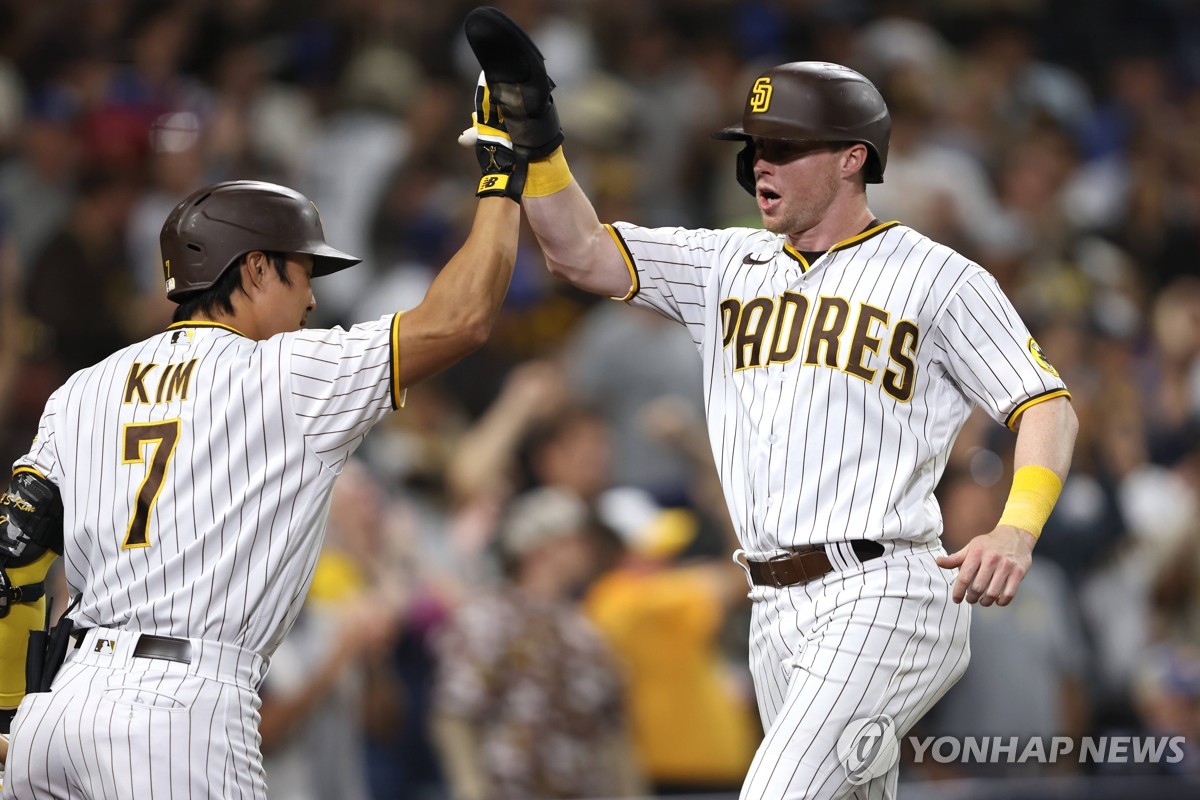 김하성과 크로넨워스(오른쪽) 사진 / AFP=연합뉴스