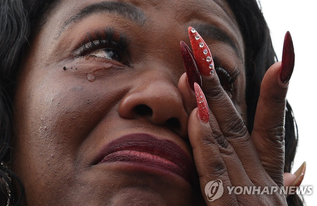 [AFP=연합뉴스] 바이든 행정부의 유예조치 발표를 듣고 눈물을 흘리는 코리 부시 의원