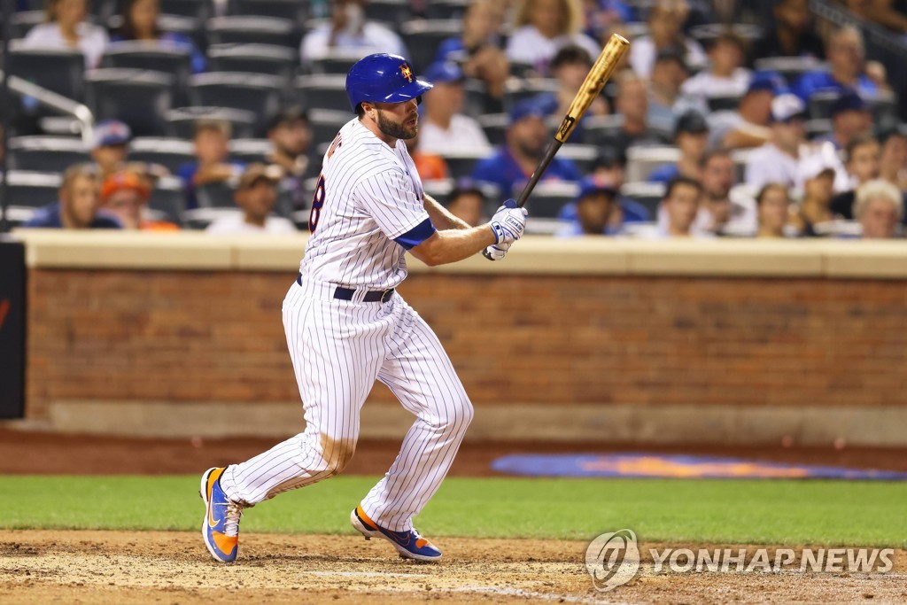 In this Getty Images file photo from Aug. 9, 2022, Darin Ruf of the New York Mets hits a two-run single against the Cincinnati Reds during the bottom of the seventh inning of a Major League Baseball regular season game at Citi Field in New York. (Yonhap)