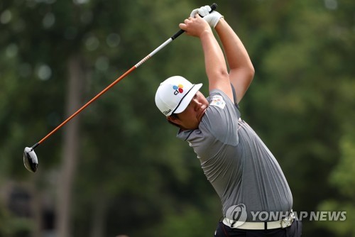 In this Getty Images photo, Im Sung-jae of South Korea tees off on the third hole during the final round of the BMW Championship at Wilmington Country Club in Wilmington, Delaware, on Aug. 21, 2022. (Yonhap)