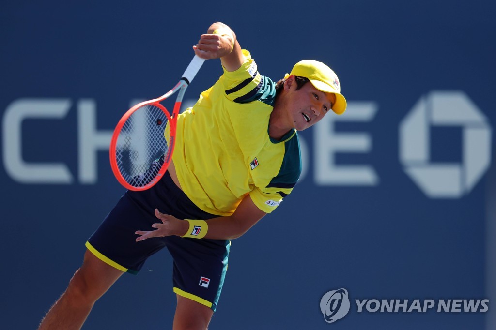 In this Getty Images photo, Kwon Soon-woo of South Korea returns a shot to Andrey Rublev of Russia during the men's singles second-round match at the U.S. Open at the USTA Billie Jean King National Tennis Center in New York on Sept. 1, 2022. (Yonhap)