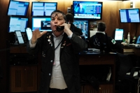 NYSE 입회장에서 전화하는 트레이더의 모습