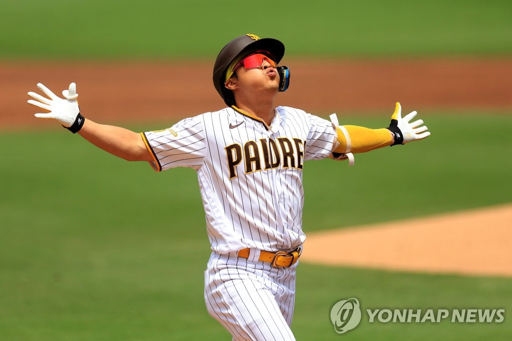1회 선두 타자 홈런을 치고 양팔 벌려 자축하는 김하성