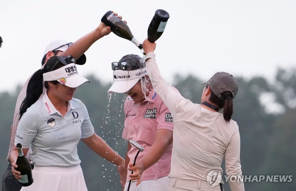 연장전 승리 후 축하 받는 유해란