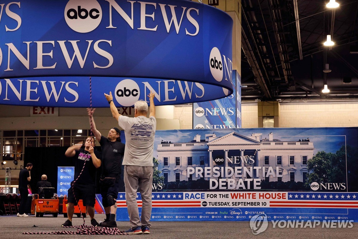 대선후보 TV 토론을 앞두고 연단을 준비 중인 노동자들