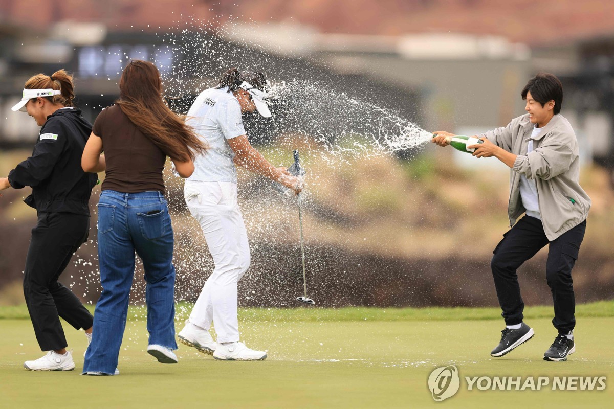축하받는 유해란
