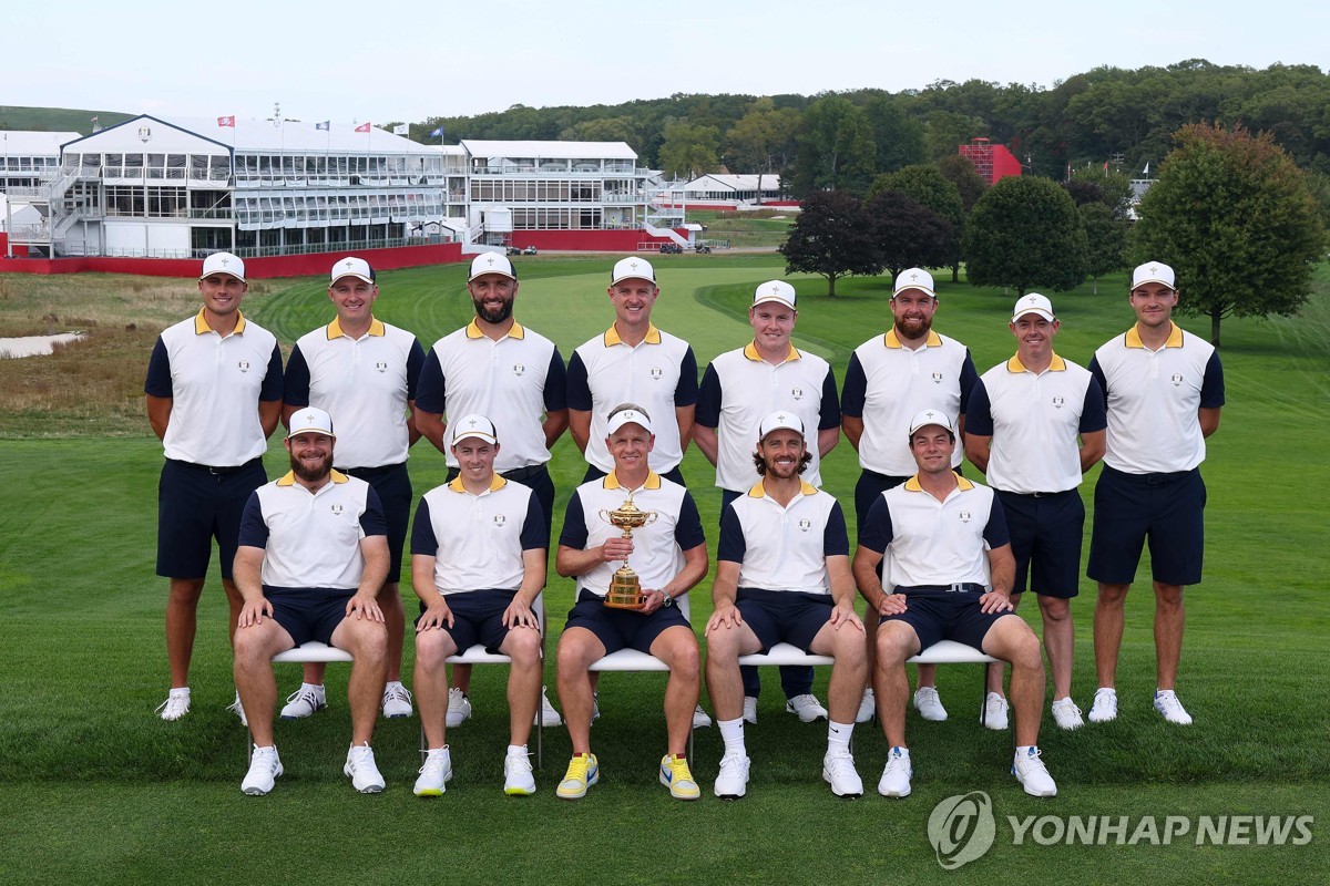 대회장에서 포즈를 취한 유럽 대표팀 선수들.
