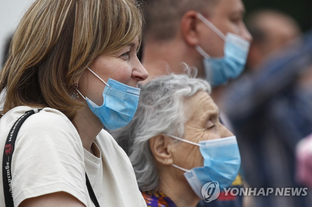 마스크를 쓴 사람들