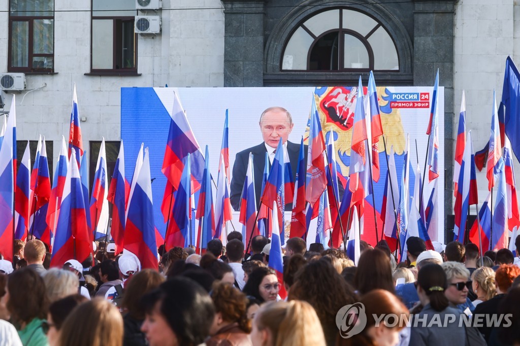 Rally in LPR as Donetsk People's Republic signs treaty on accession to Russia