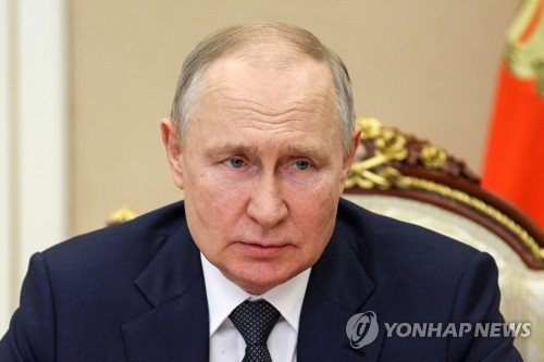 지난 24일 국가안보회의를 화상으로 여는 푸틴 러시아 대통령