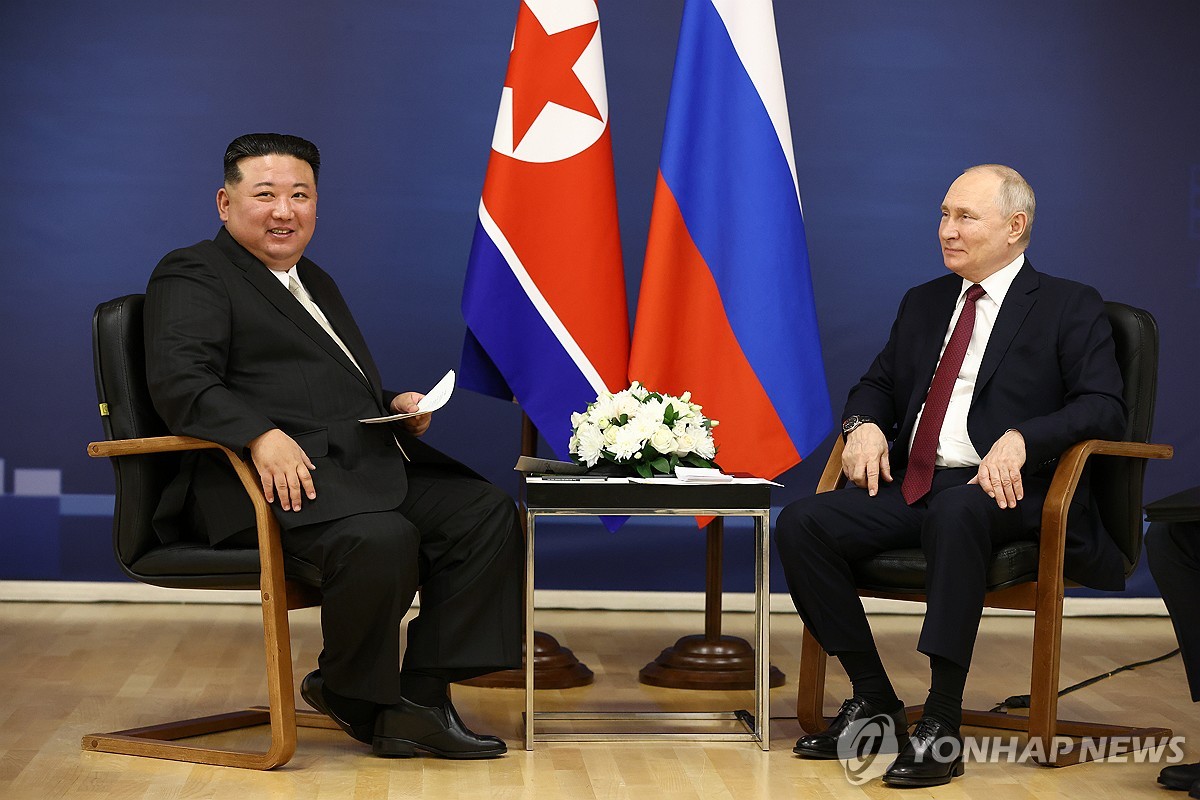 정상회담에서 미소 지어 보이는 김정은 북한 국무위원장(왼쪽)과 블라디미르 푸틴 러시아 대통령