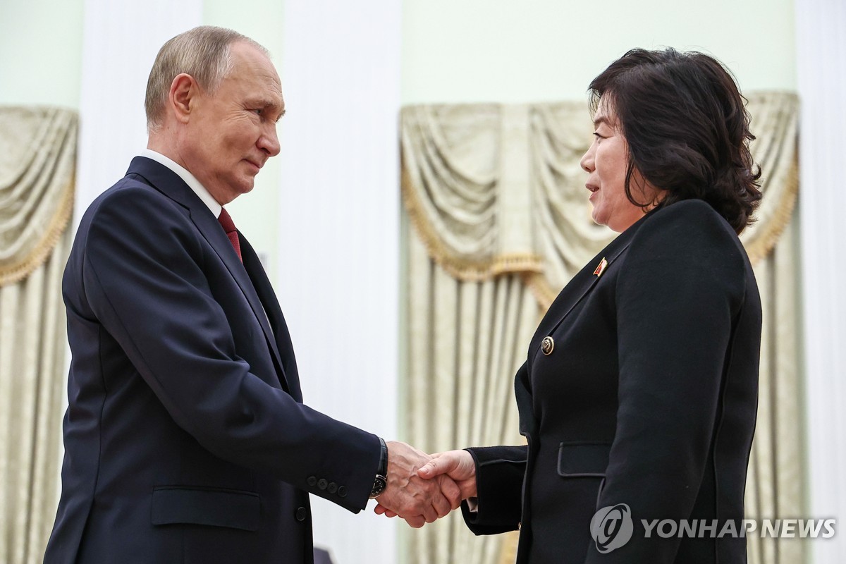 El presidente de Rusia, Vladimir Putin (izq.), le da la mano al ministro de Asuntos Exteriores de Corea del Norte, Choe Son-hui, durante una reunión en el Kremlin de Moscú en esta fotografía publicada por TASS. 