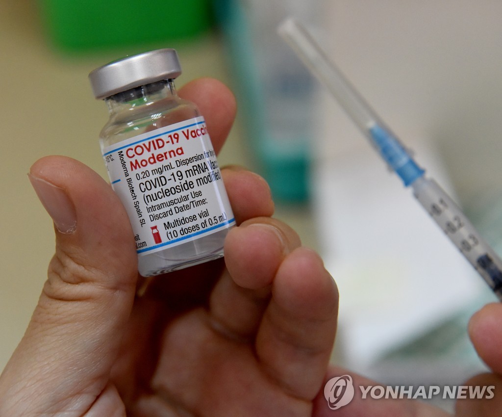 이스라엘에서 부스터샷으로 접종되는 모더나 백신