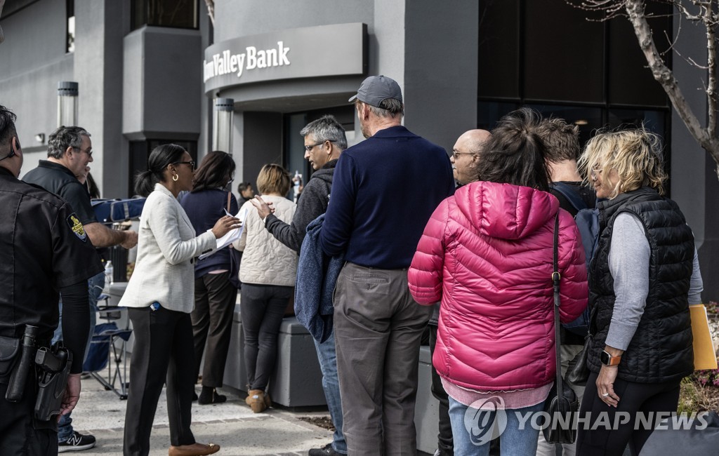온라인·폰뱅킹 먹통…SVB 고객들 예금 인출하려 20ｍ 긴 줄 | 연합뉴스