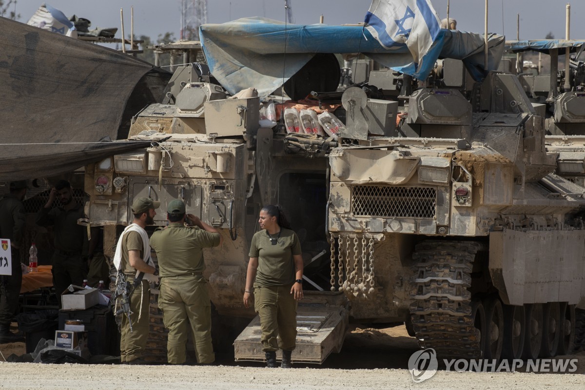 전차에서 나오는 이스라엘군