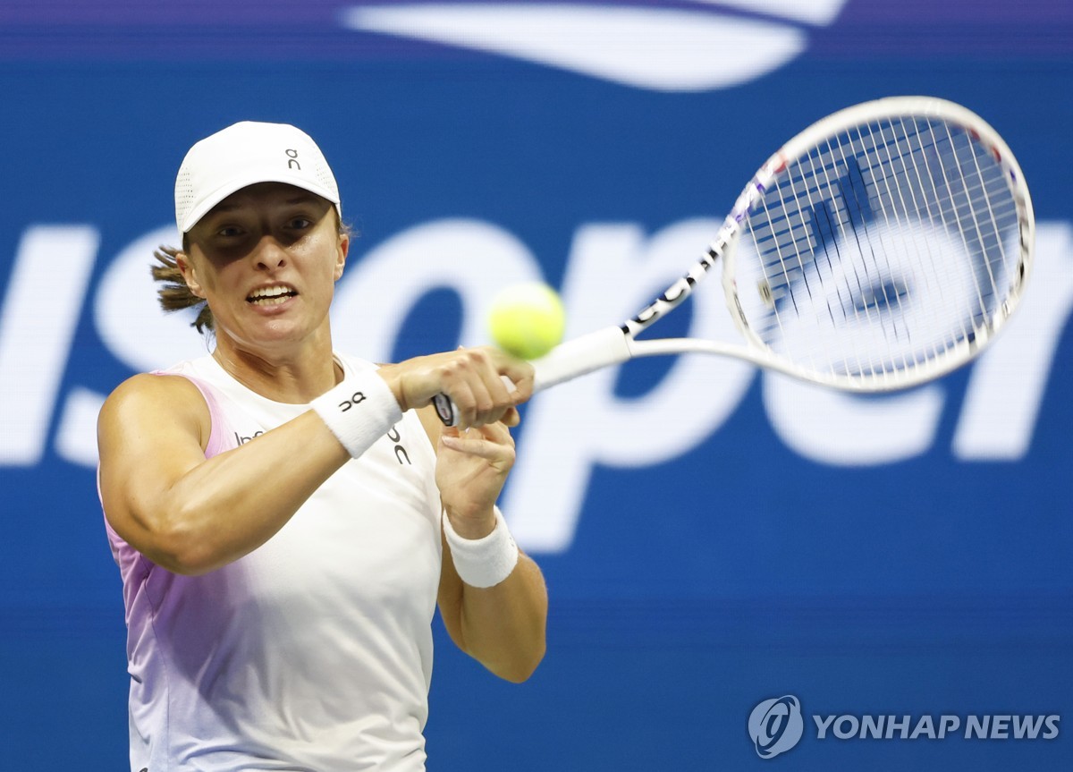 In this UPI photo, Iga Swiatek of Poland hits a return to Jessica Pegula of the United States during the women's singles quarterfinals of the U.S. Open at Arthur Ashe Stadium inside the USTA Billie Jean King National Tennis Center in New York on Sept. 4, 2024. (Yonhap)