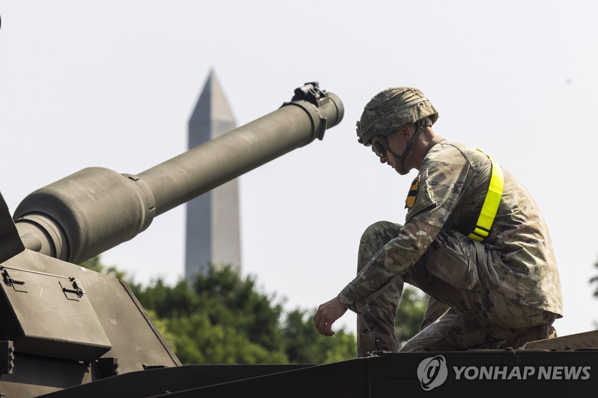지난 6월 14일(현지시간) 미국 워싱턴DC에서 열린 군사퍼레이드를 사흘 앞둔 6월 11일 전차 위에 앉아있는 미 병사