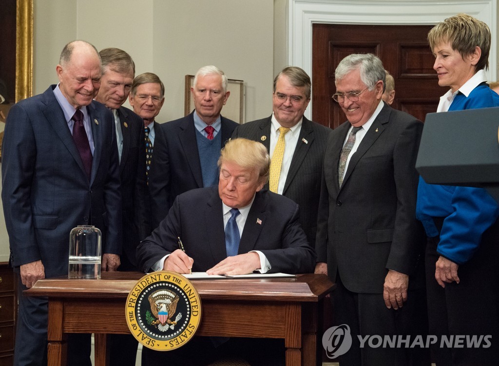 도널드 트럼프 미국 대통령이 2017년 12월 11일(현지시간) 우주탐사 행정지침에 서명하는 모습 [신화=연합뉴스]