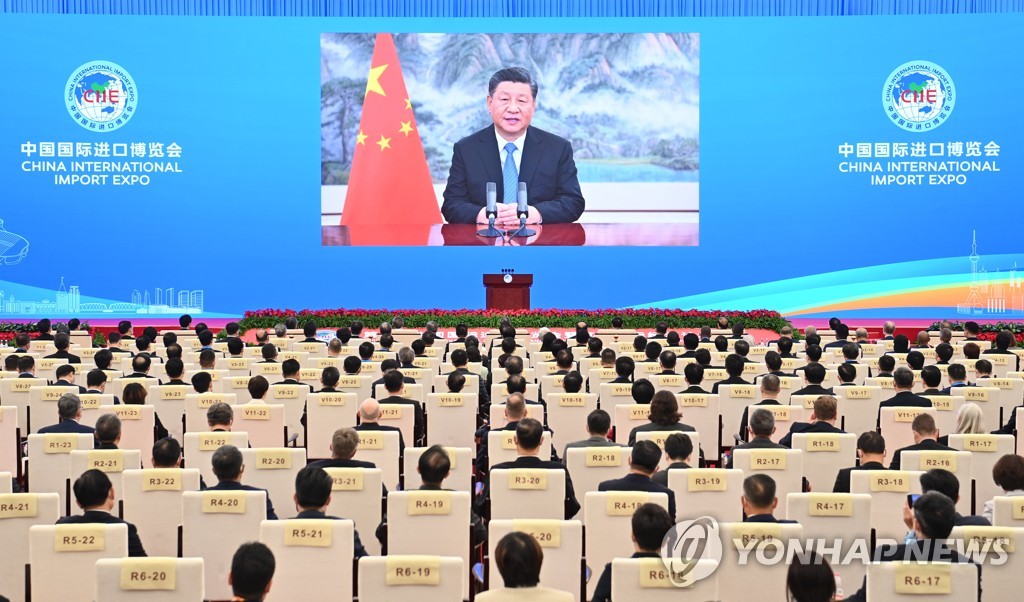 4일 중국국제수입박람회에서 영상축사하는 시진핑 주석