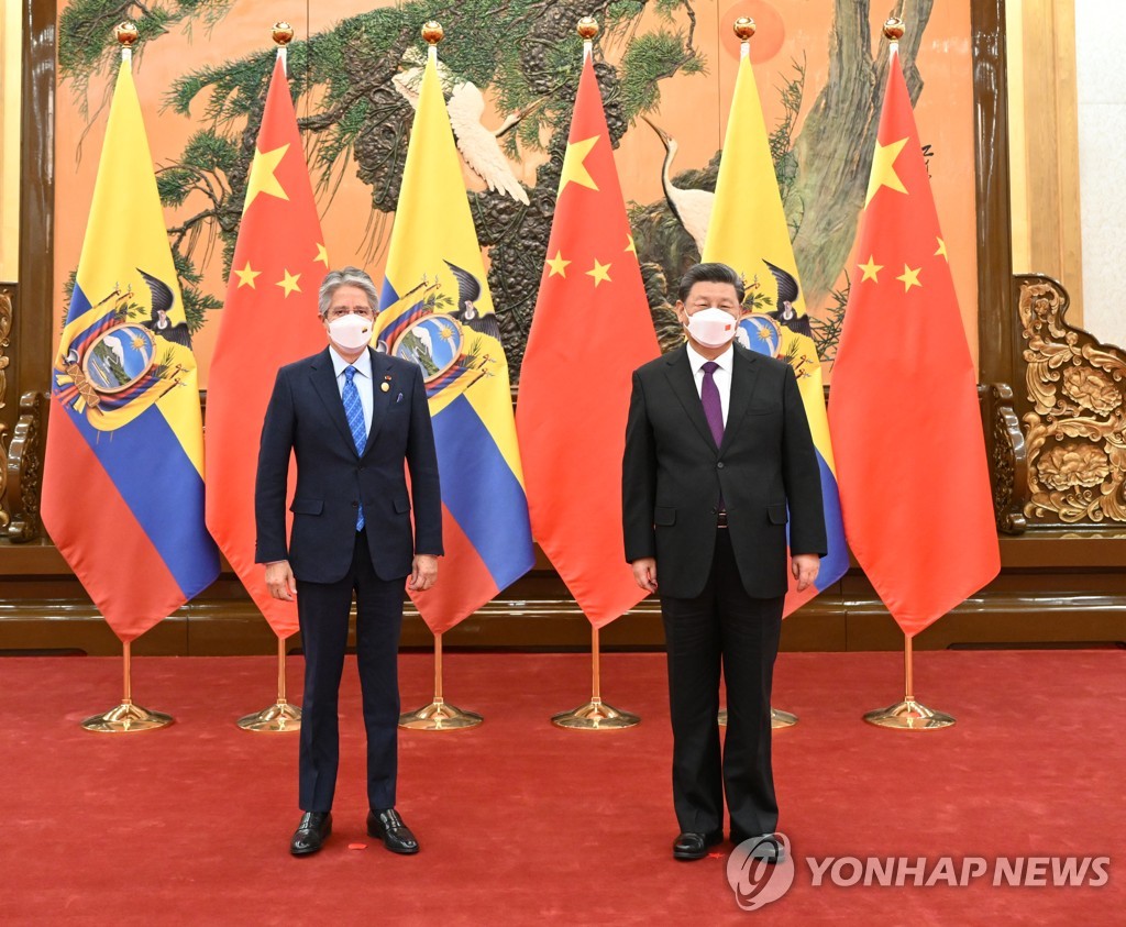 The leaders of Ecuador (left) and China met in Beijing on the 5th (local time)