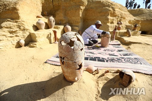 지난 26일 사카라 매장지에서 발견된 고대 이집트 도자기