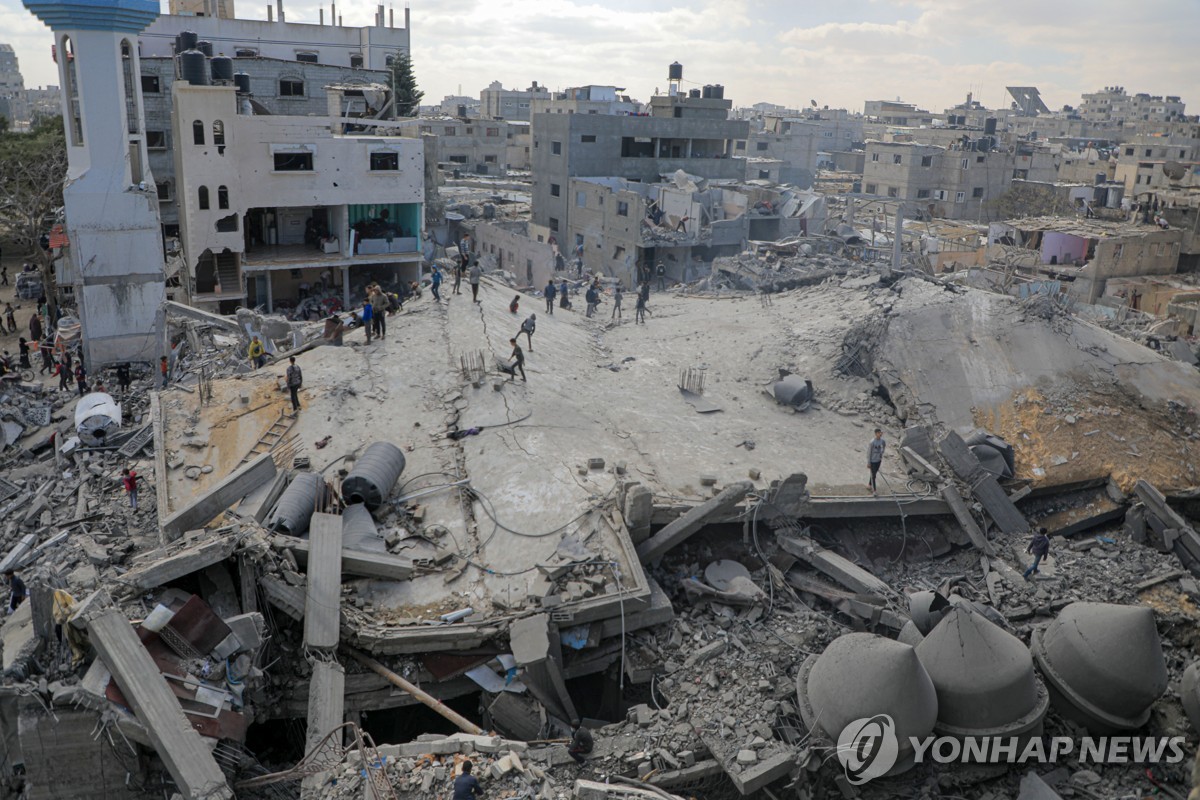 22일(현지시간) 이스라엘의 공습으로 파괴된 라파의 건물들