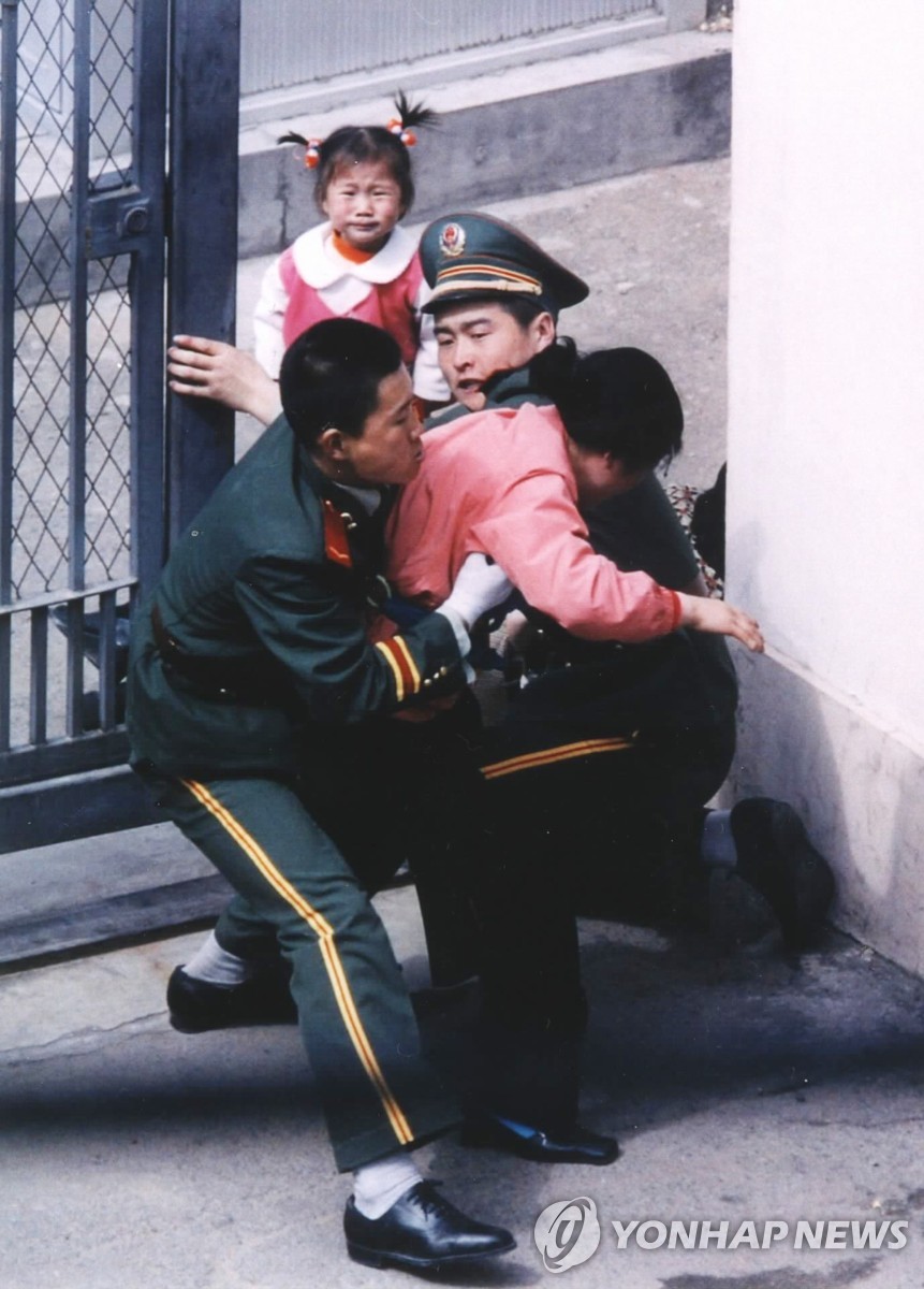 2002년 5월 중국 선양 주재 일본 총영사관 진입 시도 중인 탈북자